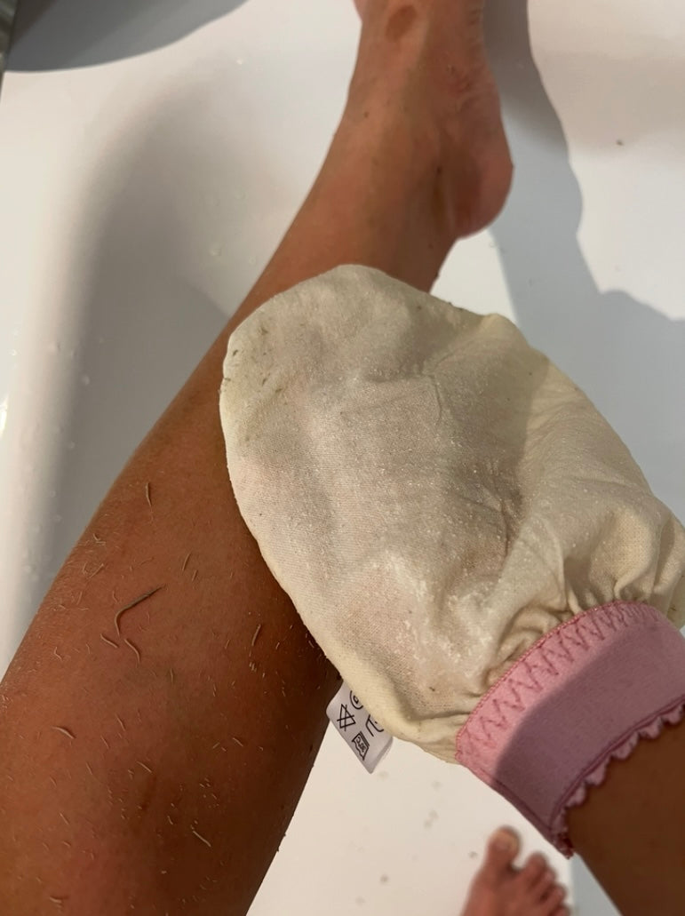 Body exfoliating silk glove